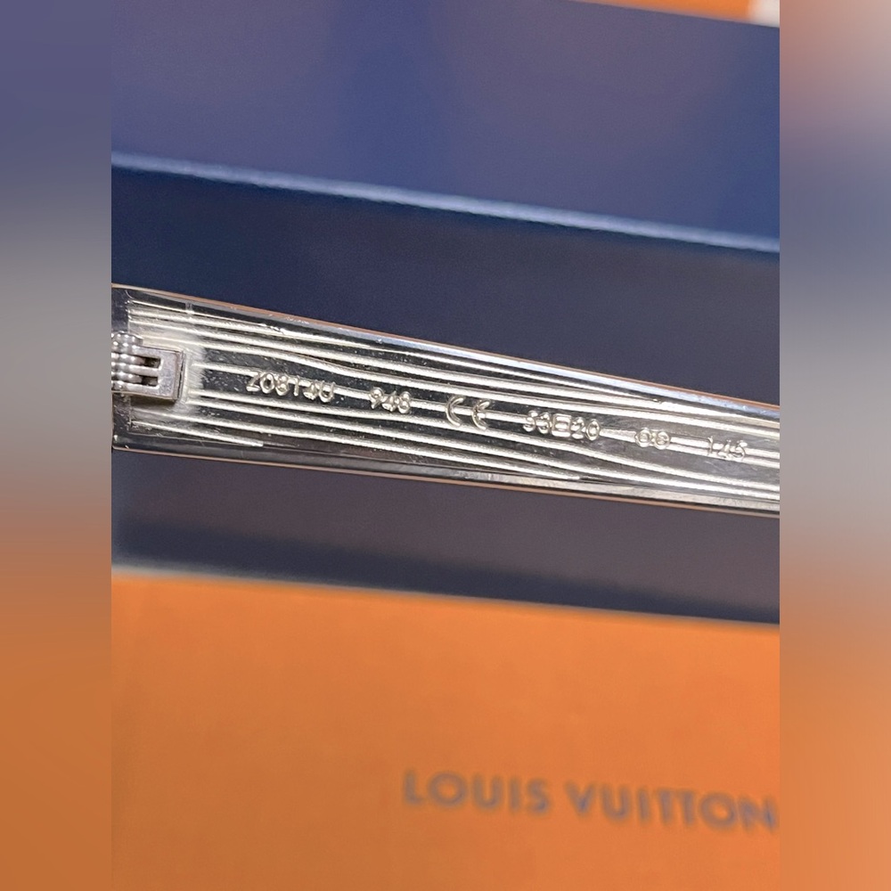 SOLD!!!!!!RARE✨LV men’s Epi Audrey sunglasses w/case, box, bag and COA - Picture 6 of 16